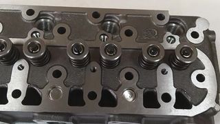 クボタ V1505 シリンダー ヘッド高品質エンジン スペアパーツ